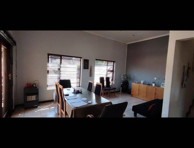 3 BEDROOM TOWNHOUSE FOR SALE IN OAKDENE